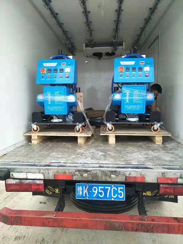 聚氨酯喷涂机施工冷库保温隔热层可以吗?(图1) 两台聚氨酯喷涂机发货至河南
